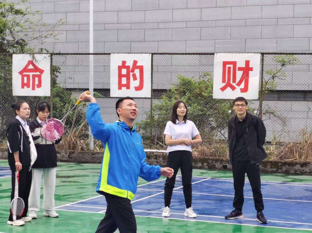 康养产业学院举办首届教师羽毛球球比赛