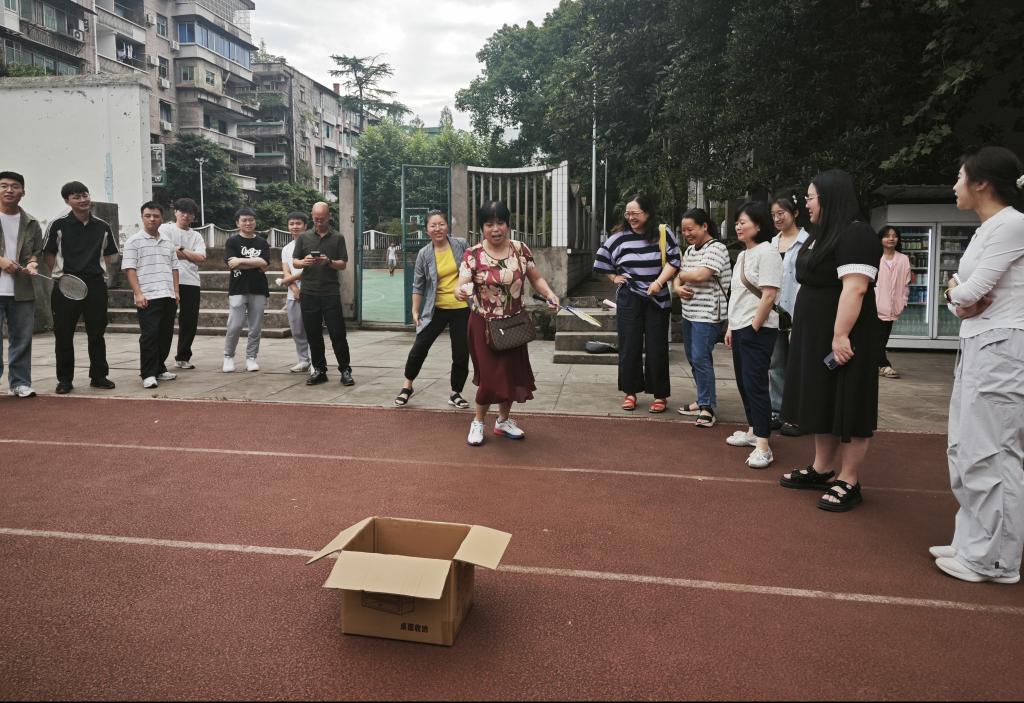 人工智能与大数据学院分工会举行趣味羽毛球竞赛活动